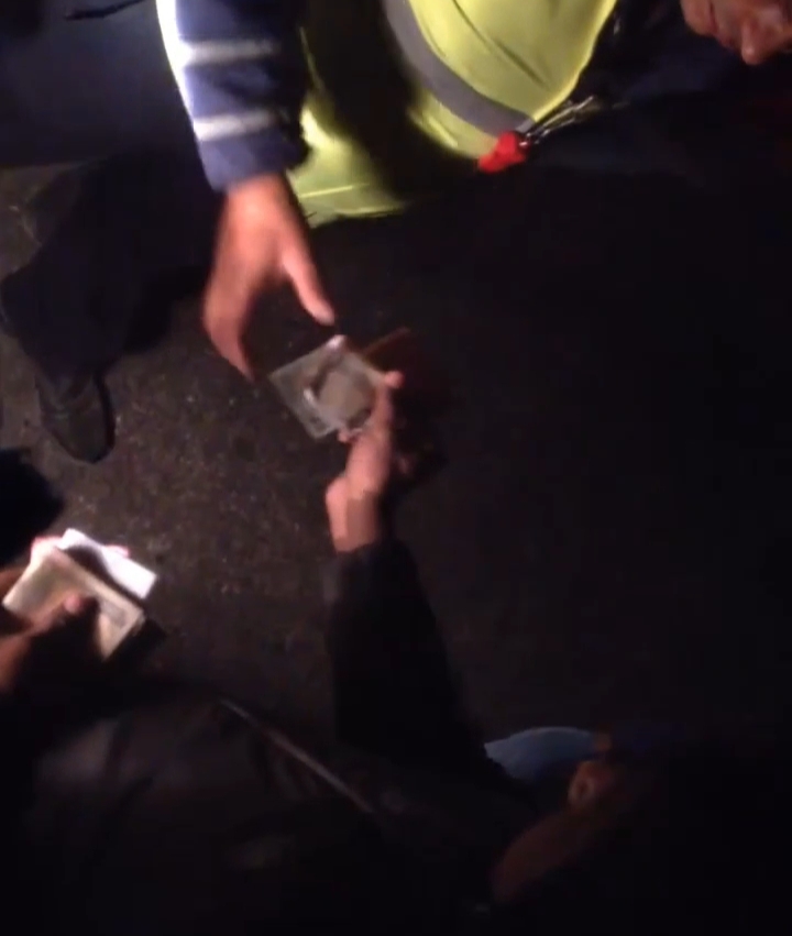 भैँसेमा ट्राफिक हवलदार रोशनको दादागिरीले स्थानीयवासी त्रसित,पैसा माग्दै बार्गेनिङ गर्दै